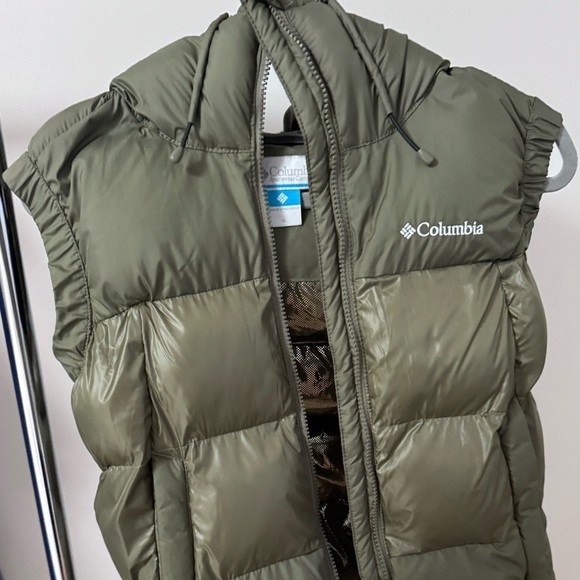COLUMBIA Women’s Pike Lake Insulated Vest with Hoodie in Green - Picture 4 of 12